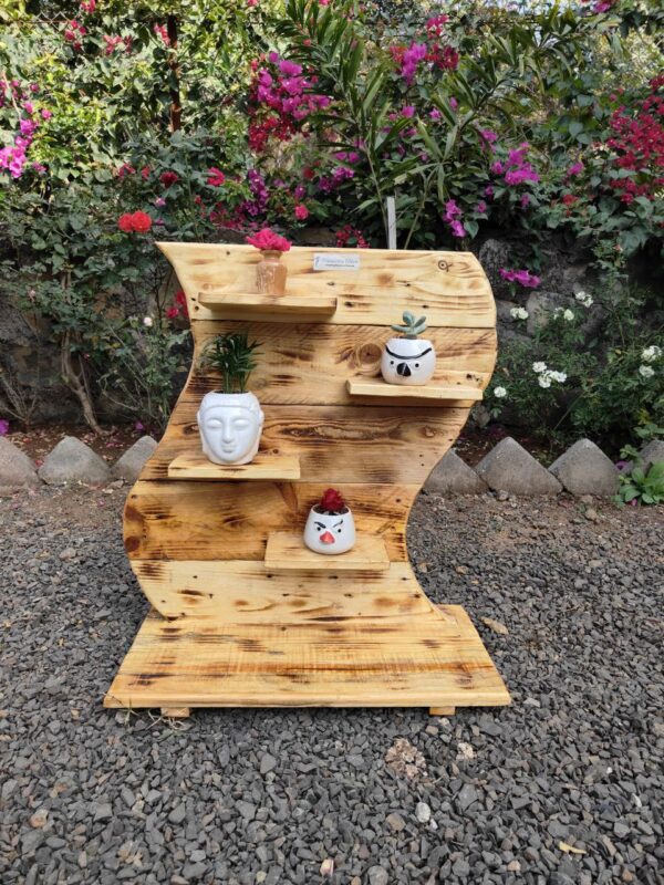 Pallet Wood Curved Display Table